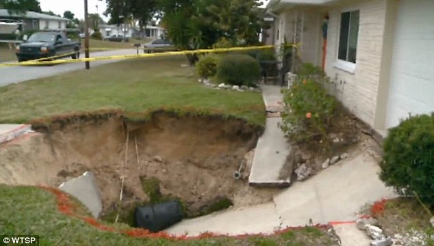 Huge Sinkhole Swallows A Driveway In Florida January 28 2014
