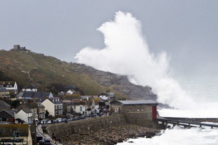 UK-extreme-weather-2014-Amazing-photo-of-destructive-waves.jpg