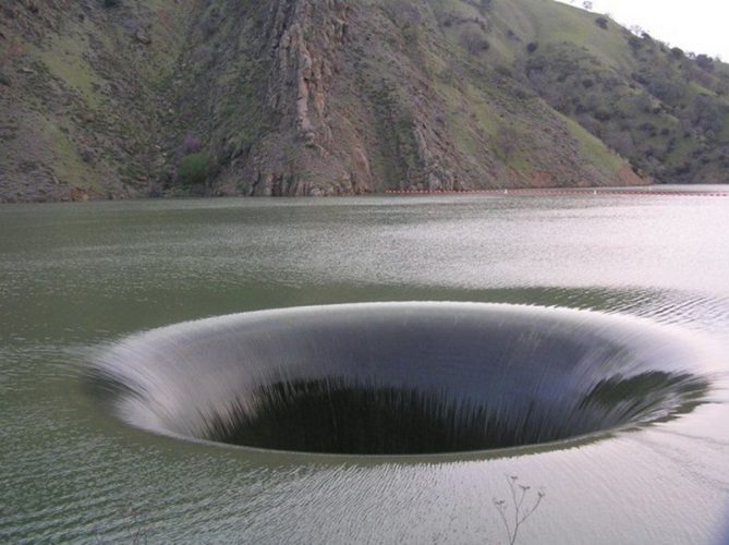 [Image: Bottomless-Pit-at-The-Monticello-Dam-in-...n-hole.jpg]