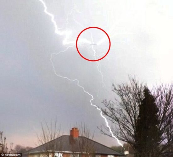lightning-strikes-plane-in-Birmingham-march-2014.jpg