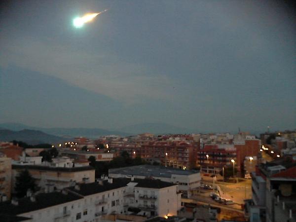 Гигантский огненной шар в небе над испанским полуостровов