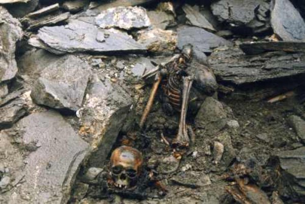 http://strangesounds.org/wp-content/uploads/2015/01/mysterious-Roopkund-Skeleton-Lake-1.jpg