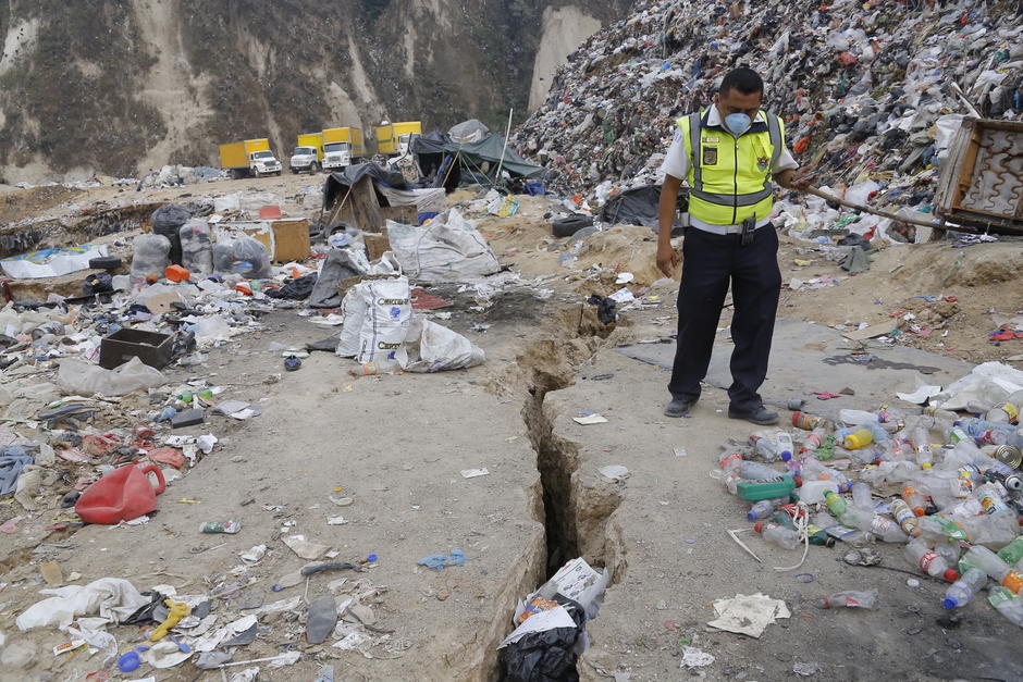 Garbage dump collapses in Guatemala City killing 4 and burying 15 others - Strange Sounds