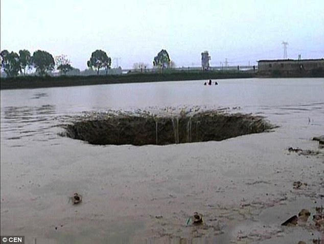 http://strangesounds.org/wp-content/uploads/2016/06/sinkhole-swallows-pond-china.jpg