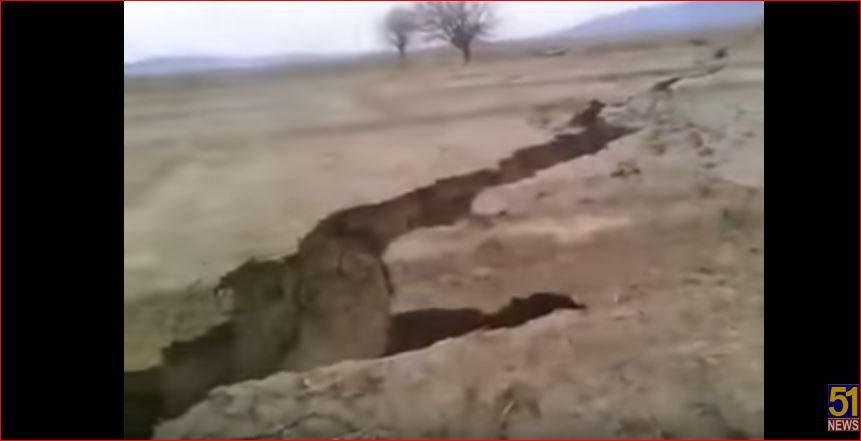 giant crack pakistan, giant crack pakistan video, giant crack pakistan picture, This gigantic earth crack formed in Pakistan in February 2017. giant fissure pakistan february 2017 video picture