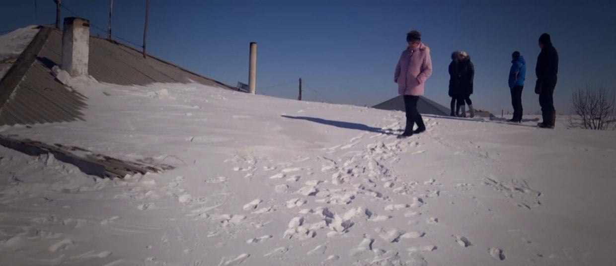 tempête de neige Kazakhstan, tempête de neige Kazakhstan février 2017, la neige recouvre les maisons au Kazakhstan, les gens construisent des tunnels de neige pour sortir de leurs maisons au Kazakhstan, énorme quantité de neige Kazakhstan vidéo et images
