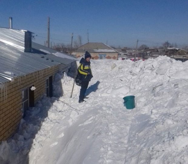 tempête de neige Kazakhstan, tempête de neige Kazakhstan février 2017, la neige recouvre les maisons au Kazakhstan, les gens construisent des tunnels de neige pour sortir de leurs maisons au Kazakhstan, énorme quantité de neige Kazakhstan vidéo et images