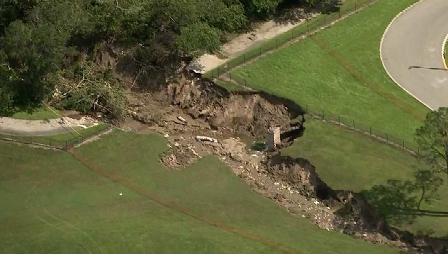 Enormous Sinkhole Opens Up In Apopka Florida Forming Like A Giant 