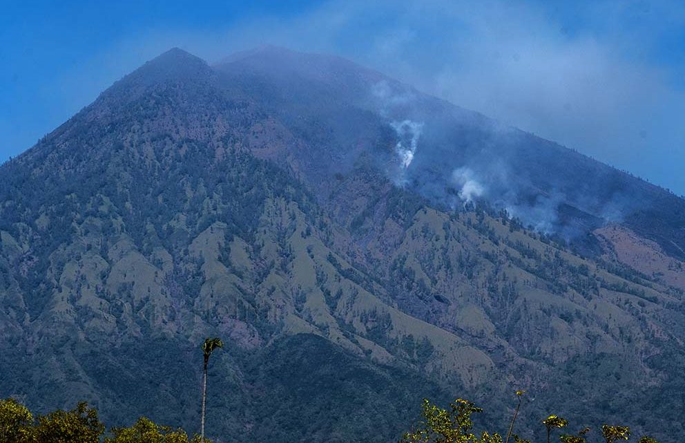 mount agung volcano eruption, mount agung volcano eruption video, mount agung volcano eruption pictures, evacuations ater high risk of mount agung eruption, thousands evacuated ater mount agung eruption