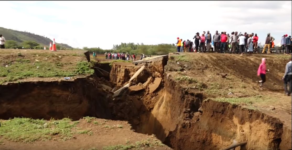 Giant 3-km-long crack cuts off heavy traffic road in Kenya after ...