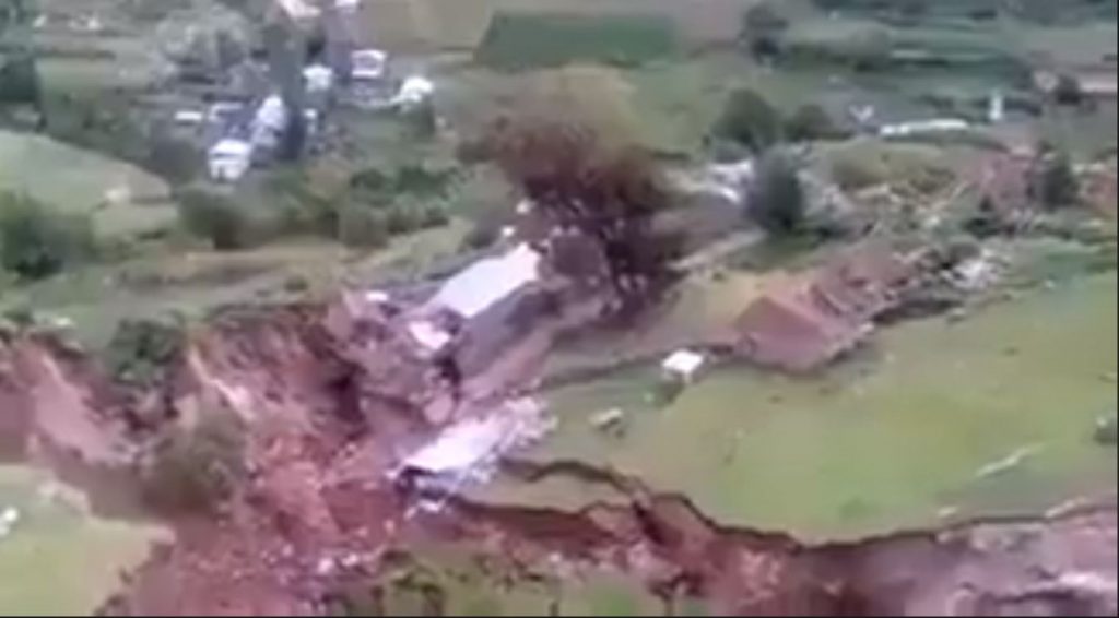giant cracks cuzco peru, cuzco peru landslide, giant crack cuzco peru march 2018 pictures video