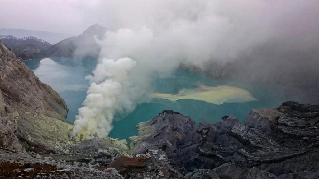 poisonous gas released kawah ijen explosion march 2018, gas poisoned 30 people kawah ijen, kawah ijen volcano explosion march 2018, 