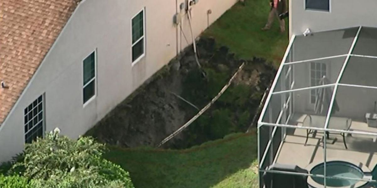 Two Florida Families Homeless Afterlarge Sinkhole Opens Up Between Their Homes Video Strange