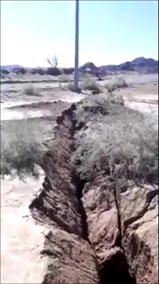 giant cracks arabian desert middle east, giant cracks arabian desert middle east pictures, giant cracks arabian desert middle east video