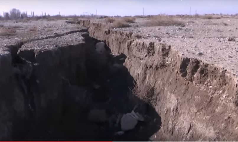 iran sinkholes, iran sinkholes cracks, iran cracks apart