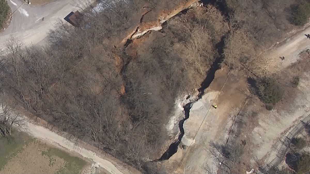 Louisville zoo closes after SINKHOLE the size of a FOOTBALL FIELD forms just after M3.4 ...