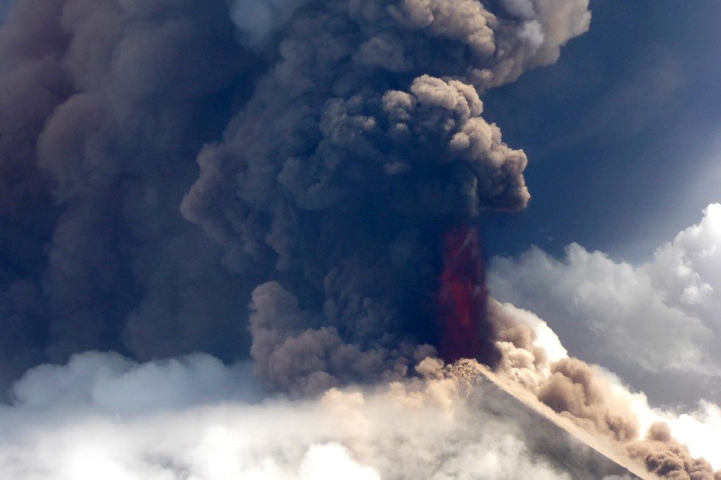 Manam volcano erupts strongly, sends ash to 50,000ft (15km) two days ...