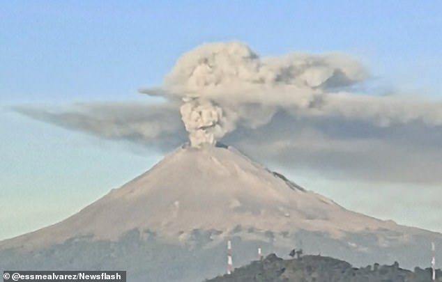 Το πρόσωπο του Μεξικού «Ημέρα των Νεκρών» το σύμβολο «το κομψό κρανίο» εμφανίζεται στο σύννεφο ηφαιστειακής τέφρας εβδομάδες πριν από το ετήσιο φεστιβάλ