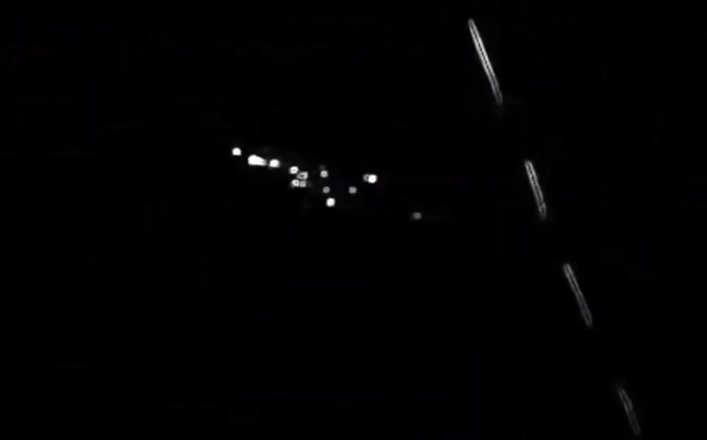 Μυστηριώδη φώτα στο νυχτερινό ουρανό προκαλούν αμηχανία στους κατοίκους της Χαβάης.  «Τι είναι αυτό στον κόσμο;»