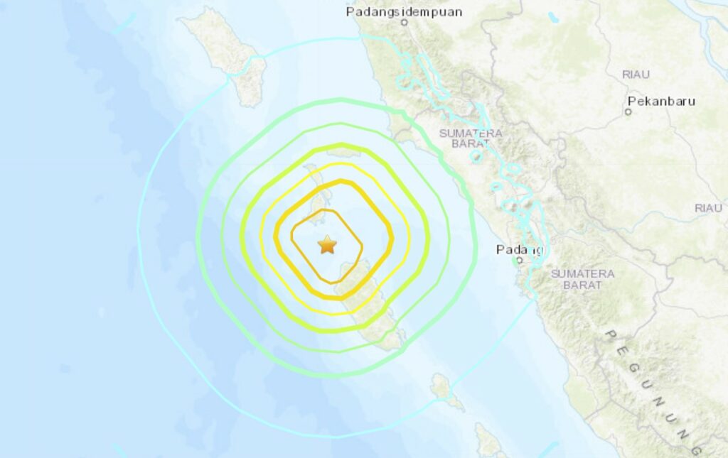 Неглубокое землетрясение магнитудой 7,1 произошло у индонезийского острова Суматра, что вызвало предупреждение о цунами