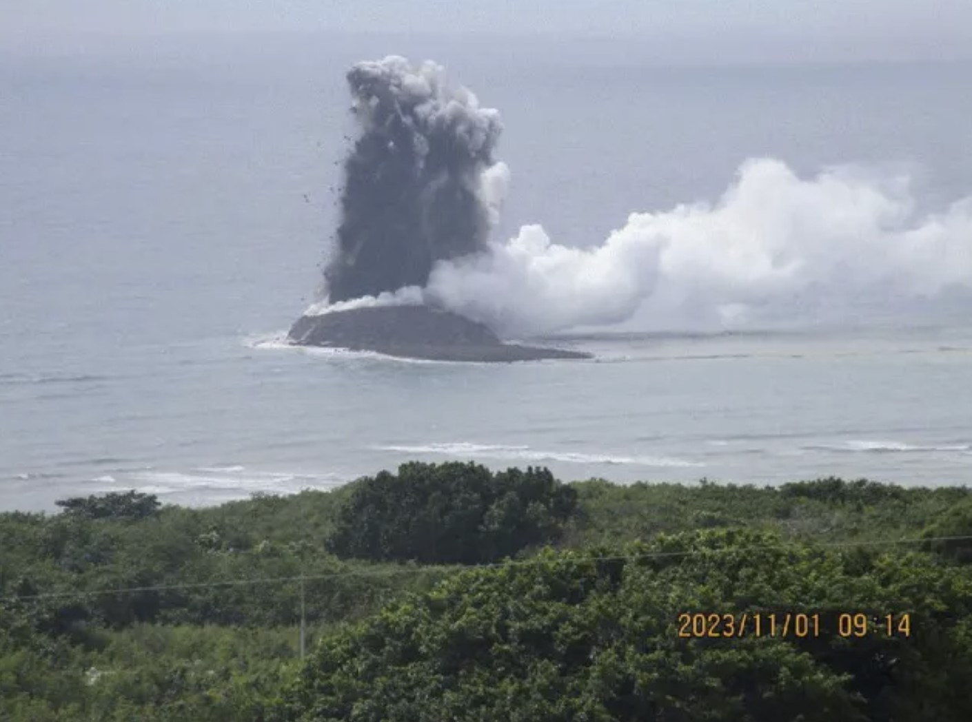 New volcanic island forms off Japan in videos and pictures - Strange Sounds