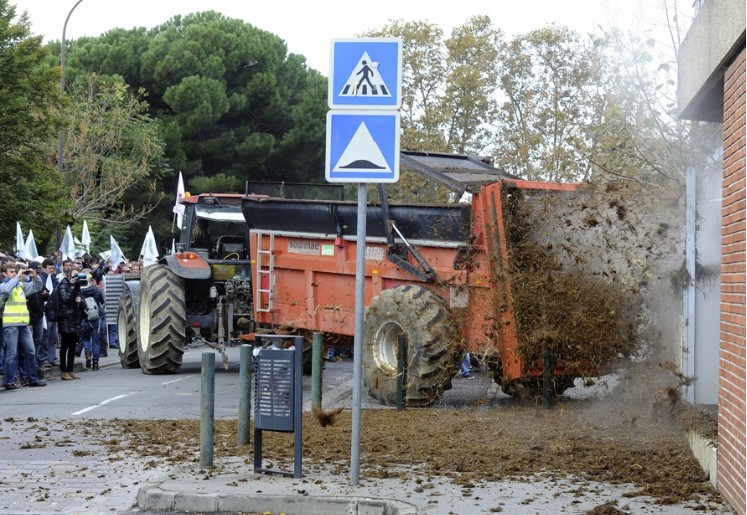 Farmers are angry in France! French farmers' signpost protests indicate a major clash on the horizon - Strange Sounds