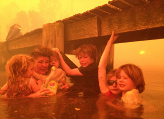 australia disaster, australia wildfire, wildfire in australia, wildfire 2013, australia wildfire 2013, Australian wildfires, Tammy Holmes, grandchildren take refuge in water, water refugee, water picture, family in water wildfire