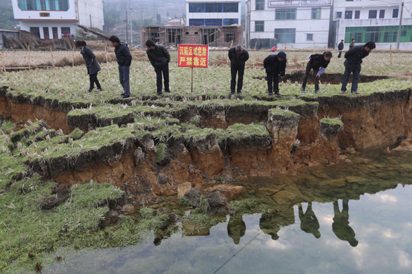sinkhole apocalypse Lianyuan city, Giant sinkholes are swallowing the city of Lianyuan in China - Sinkhole apocalypse, sinkhole swallows city, sinkhole apocalypse china, sinkhole china city, sinkhole images china