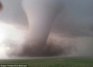Monster tornado hits kansas and Oklahoma on sunday may 19 2013