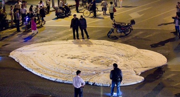 foam, smelling foam, china, nanjing, weird foam erupts in street of Nanging cina may 2013