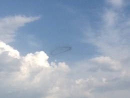 étrange phénomène du ciel à Zurich: c'était ce grand cercle de fumée noire un OVNI?