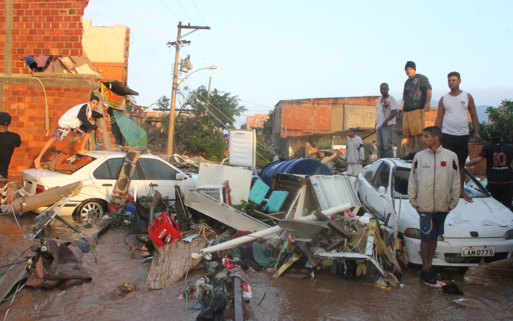 mini tsunami in rio de janeiro july 30 3013, Tubulação da Cedae se rompeu na Estrada do Mendanha em Campo Grande na Zona Oeste do Rio de Janeiro