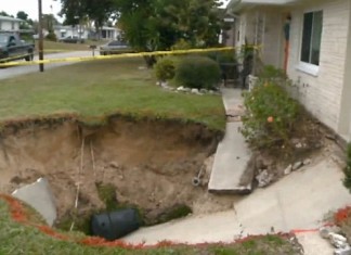 Pasco County sinkhole, florida sinkhole 2014, sinkhole 2014, Pasco County sinkhole 2014, Florida sinkhole 2014, sinkhole news 2014, sinkhole news florida 2014, florida sinkhole 2014, video florida sinkhole January 2014, florida sinkhole swallows driveway in Florida-January 2014, sinkhole florida January 2014, Twenty-foot sinkhole swallows woman's driveway... and she's afraid it could take her house too, sinkhole, cave-in, january 2014, florida, pasco county, video, photo