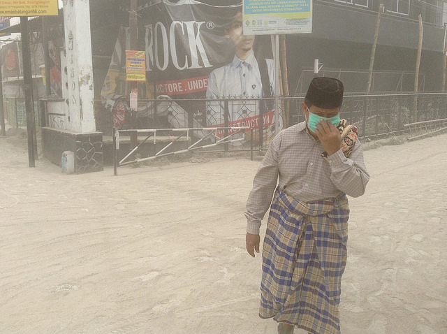 People have to wear masks after Kelud volcanic eruption has transformed entire cities of Java into an ash landscape - February 2014, ash landscape after kelud volcano eruption photo, photo of ash landscape after kelud volcano eruption, photo of volcanic eruption 2014, photo of volcanic eruption february 2014, ash landscape after kelud volcano eruption, Kelud volcanic eruption ash landscape - February 2014. Photo: Alida Szabo