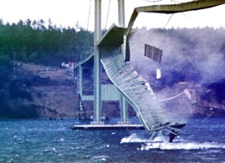 Tacoma Narrows Bridge Collapse "Gallopin' Gertie", Tacoma Narrows Bridge Collapse "Gallopin' Gertie" video, video of Tacoma Narrows Bridge Collapse "Gallopin' Gertie", amazing earth phenomenon: video of Tacoma Narrows Bridge Collapse "Gallopin' Gertie", Tacoma Narrows Bridge Collapse, Tacoma Narrows Bridge (1940), bridge construction failure, bridge construction failure video: the tacoma narrows bridge collapse, The 1940 Tacoma Narrows Bridge collapsing in a 42 miles per hour (68 km/h) gust on November 7 1940. Photo: Barney Elliott, Tacoma-Narrows-Brücke, Tacoma-Narrows-Brücke video, Tacoma Narrows Bridge effondrement, vidéo de l'effondrement du Tacoma Narrows Bridge, pont de Tacoma effondrement vidéo, effondrement du pont du détroit de Tacoma en vidéo