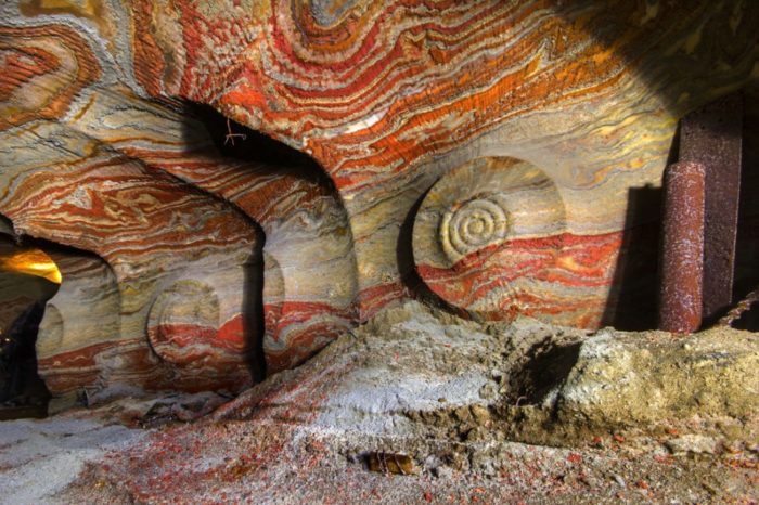 Abandoned Salt Mine in Russia, Inside the psychedelic salt mine: Abandoned Russian tunnels where mind-bending patterns naturally cover every surface, natural patterns, Abandoned Russian tunnels photo, psychedelic salt mine photo, natural pattern photo, natural patterns in abandonned mine, strange nature patterns, patterns in nature, amazing nature, wierd nature, natural patterns in mine, best nature photo, psychedelic natural patterns in salt mine in Russia
