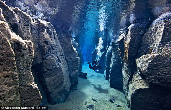 best underwater photo, best diving photo, diving photo, diving photo iceland, best diving photo iceland, Amazing underwater photos that show the growing gap between two tectonic plates