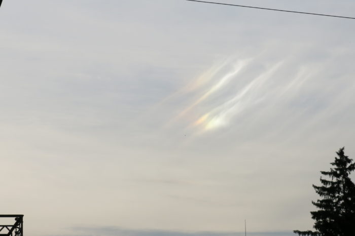 rainbow cloud april 2014, rainbow cloud image april 2014, iridescent cloud april 2014, strange cloud in the sky: iridescent cloud in Bern april 7 2014, These strange elongated clouds were covered by a rainbow on April 7 2014