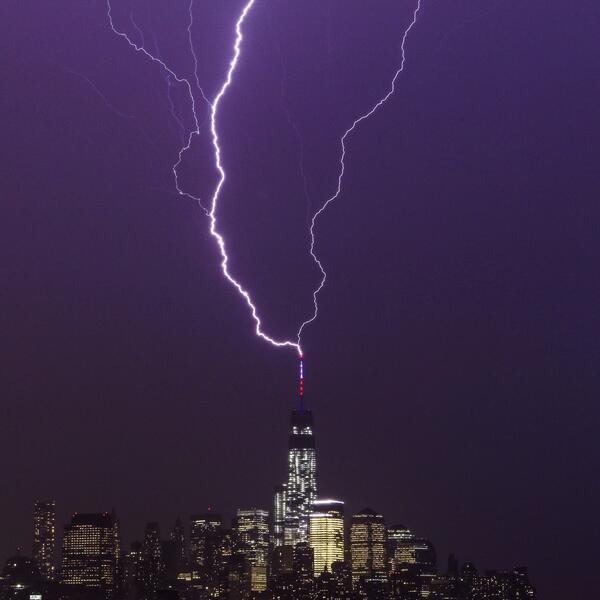 Lightnings strike new One World Trade Center on May 23 2014