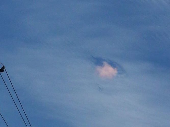 how do hole punch cloud form, hole punch cloud in Stockton california may 2014, weird cloud phenomenon: hole punch cloud, Strange cloud phenomenon: This alien like cloud was spotted in the sky over Stockton in California. Photo: D.J. Bennett/ News10 ABC