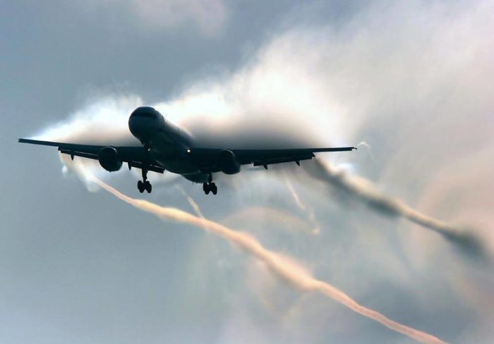 Apocalyptic picture of wake vortex: Is this plane about to explode? Photo: Euro Control, wake vortex scary photo, wake vortex danger, are wake vortex dangerous, weird plane phenomenon, weird phenomenon during plane take-off and landing, strange phenomenon plane, wake vortex plane apocalypse