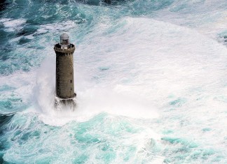 crazy jobs in the world: kereon lighthouse, most dangerous jobs in the world: kereon lighthouse, keepers at kereon risk their lives to go on week-ends, le phare de kéréon or Kereon lighthouse during a storm in Brittany. Photo by Frédéric le Mouillour, phare de kéréon, phare de kéréon photo, Most dangerous jobs in the world: kereon lighthouse keeper, Most dangerous jobs in the world kereon lighthouse keeper by Frédéric le Mouillour, job les plus dangereux dans le monde: travailler au phare de kereon, travailler au phare de kereon est incroyable, You really have to be crazy to get in and out of this lighthouse, how is it to work in a light house, terrifying job: lighthouse keepers, crazy lighthouse keepers at kereon