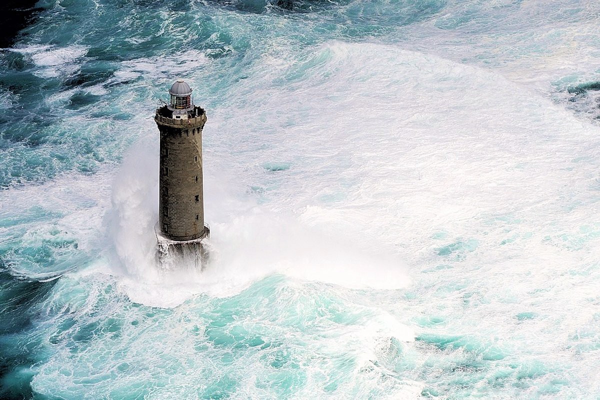 crazy jobs in the world: kereon lighthouse, most dangerous jobs in the world: kereon lighthouse, keepers at kereon risk their lives to go on week-ends, le phare de kéréon or Kereon lighthouse during a storm in Brittany. Photo by Frédéric le Mouillour, phare de kéréon, phare de kéréon photo, Most dangerous jobs in the world: kereon lighthouse keeper, Most dangerous jobs in the world kereon lighthouse keeper by Frédéric le Mouillour, job les plus dangereux dans le monde: travailler au phare de kereon, travailler au phare de kereon est incroyable, You really have to be crazy to get in and out of this lighthouse, how is it to work in a light house, terrifying job: lighthouse keepers, crazy lighthouse keepers at kereon