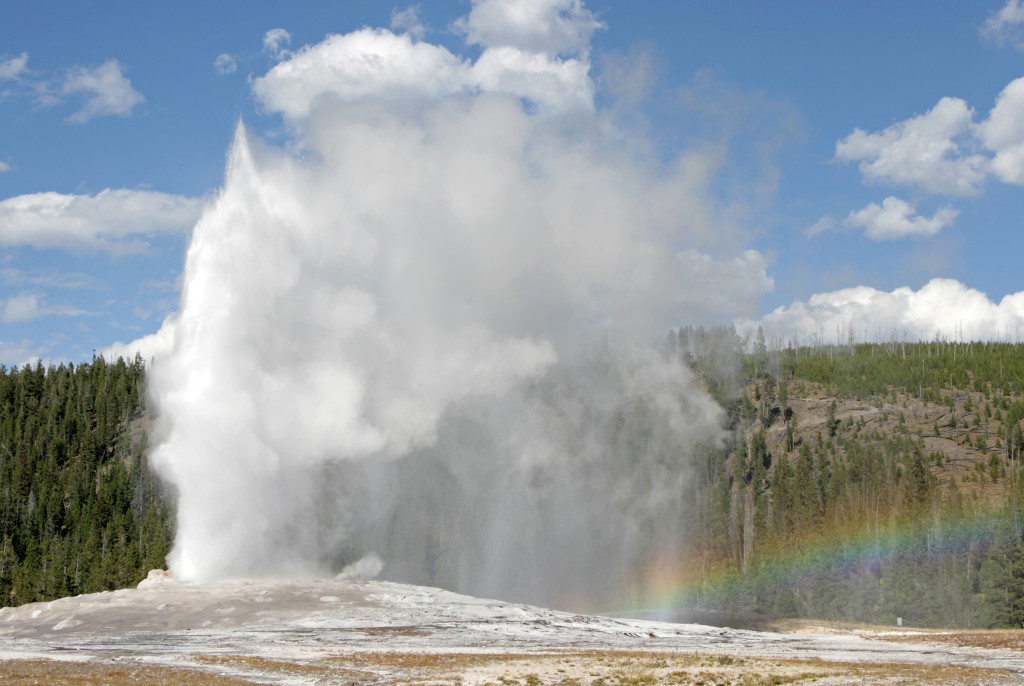 Large Old Faithful geyser eruption in Yellowstone is beautiful (VIDEO)