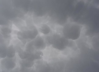 strange clouds, weird clouds, strange coulds: mammatus clouds, mammatus wolken bern, mammatus wolken bern schweiz, mammatus clouds over bern switzerland june 2014, mamatus clouds news, mammatus clouds june 2014, mammatus clouds Bern, mammatus wolken über Bern, mammatus clouds Bern schweiz, mammatus nuage berne suisse, étrange nuage: mammatus dans le ciel de Berne, These weird mamatus clouds are often related to heavy thunderstorms. Photo: Strange Sounds