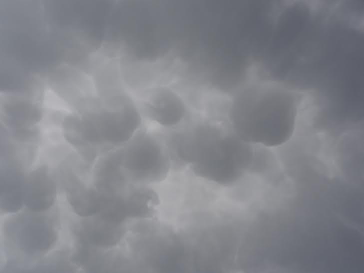 strange clouds, weird clouds, strange coulds: mammatus clouds, mammatus wolken bern, mammatus wolken bern schweiz, mammatus clouds over bern switzerland june 2014, mamatus clouds news, mammatus clouds june 2014, mammatus clouds Bern, mammatus wolken über Bern, mammatus clouds Bern schweiz, mammatus nuage berne suisse, étrange nuage: mammatus dans le ciel de Berne, These weird mamatus clouds are often related to heavy thunderstorms. Photo: Strange Sounds