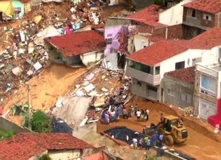 natal sinkhole june 2014, giant sinkhole natal june 2014, sinkhole in Natal brazil june 2014, giant sinkhole in Natal june 2014, huge sinkhole brazil world cup june 2014, giant sinkhole opens up and widens in Natal on June 20 2014, Picture of the giant sinkhole growing up in the World Cup city of Natal - June 20 2014. Photo: AP