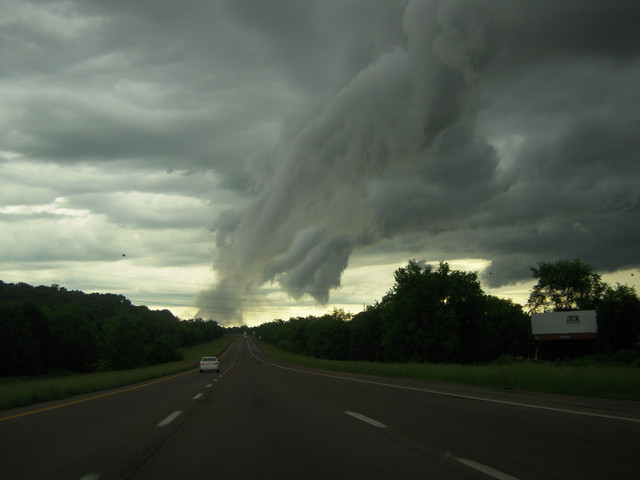 skud clouds, skud cloud, skud clouds photo, photo of skud clouds, amazing clouds photography, dangerous clouds: skud clouds, dangerous clouds almanach, Phot and almanach of dangerous clouds, Skud clouds photographed over Athens, Tennessee on Mai 24, 2009