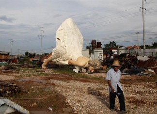 Weird News: Giant Statue Of Marilyn Monroe Dumped At Garbage Site in China - June 18 2014, marilyn monroe dump site china, marilyn monroe china june 2014, marilyn monroe statue garbage site june 2014, statue marilyn monroe dump site china june 2014, Dumped! Giant Marilyn Monroe Thrown Out with the Trash, 26ft-tall stainless steel Marilyn Monroe statue that took two years to make is left to languish in a Chinese dump, marilyn monroe statue dump site china june 2014,marilyn monroe dump site china june 2014, A giant statue of U.S. actress Marilyn Monroe is seen at the dump site of a garbage collecting company in Guigang (CHINA), This is not what you expect to find at a dump garbage site... But real in China!, A giant statue of U.S. actress Marilyn Monroe is seen at the dump site of a garbage collecting company in Guigang, Guangxi Zhuang, China