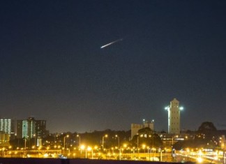 Residents of SE Australia were stunt by a mysterious fireball falling from the sky on July 10 2014. It was space junk. Photo: Twitter User @RegularSteven, Bright meteor (or space junk) lights up skies over Australia July 10 2014, Mysterious Space Junk Fireball Goes Sonic Over Australia on July 10 2014, Mysterious Space Junk Fireball lights up the sky of australia july 10 2014, fireball australia july 10 2014, space debris fireball australia july 10 2014, fireball space debris australia july 10 2014, space debris australia july 10 2014, mysterious firaball meteor over australia july 10 2014, mysterious fireball australia july 2014, fireball sydney july 2014, space junk australia july 10 2014, space junk fireball over se australia july 10 2014,